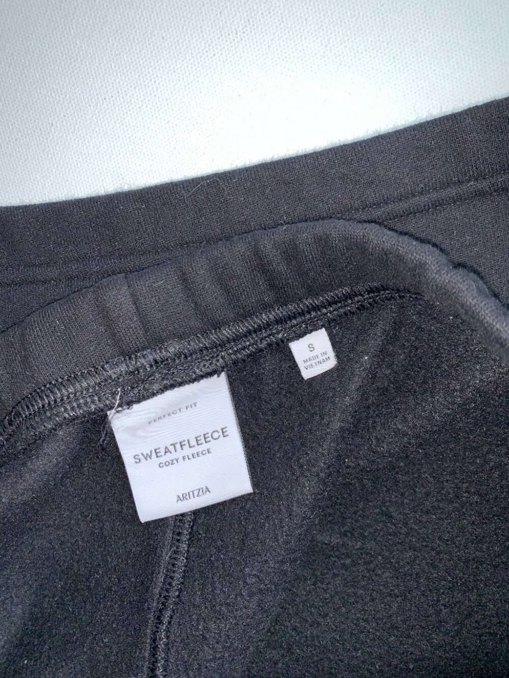 Aritizia COZY Sweatfleece perfect fit High Rise Mini Short in Black size S - Picture 6 of 8